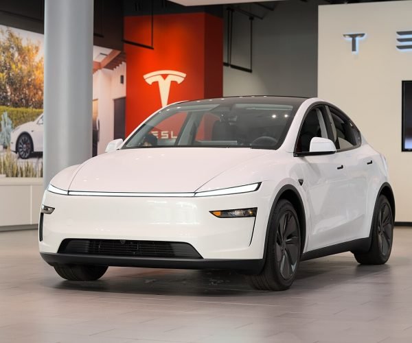 Tesla_Model_Y_2025_at_Santana_Row_dllu_02